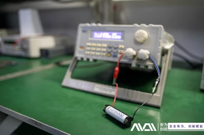 Análise das causas do aumento da resistência interna nas baterias de lítio du...